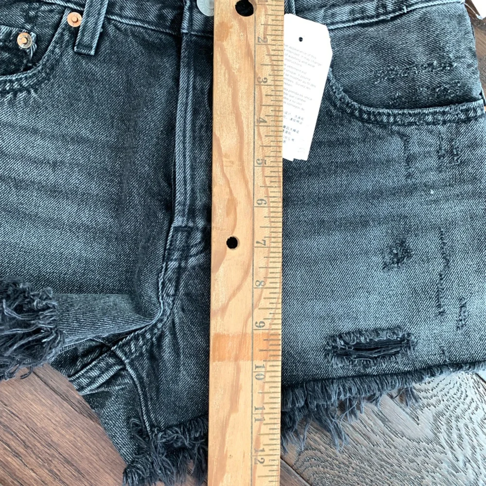 Levi's Women's 501 Shorts Mid Rise Signature Button Sz‎ 27 Black Distressed NWT - Picture 10 of 10